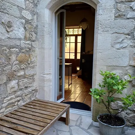 D Hotes Bed & Breakfast